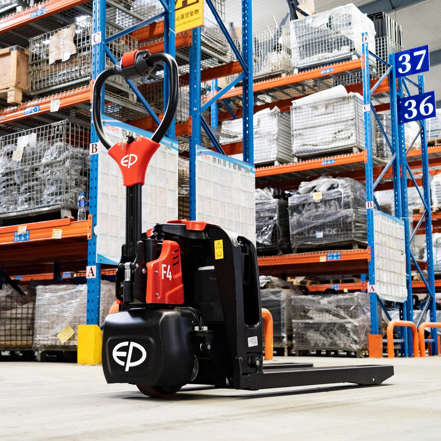 Transpaleteira elétrica EP Equipment F4 em corredor de armazém com estantes porta-pallets